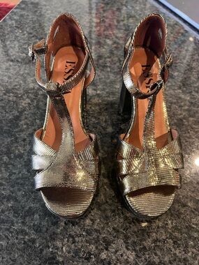 NWOB Esska Valerie Gold Metallic T-Strap Block Heel Sandals - Size 8 (EU 38)